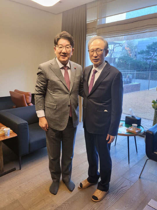 권성동 국민의힘 의원이 3일 서울 강남구 논현동 이명박 전 대통령 사저에서 이 전 대통령과 함께 사진을 찍고 있다. <사진=권성동 의원실 제공>